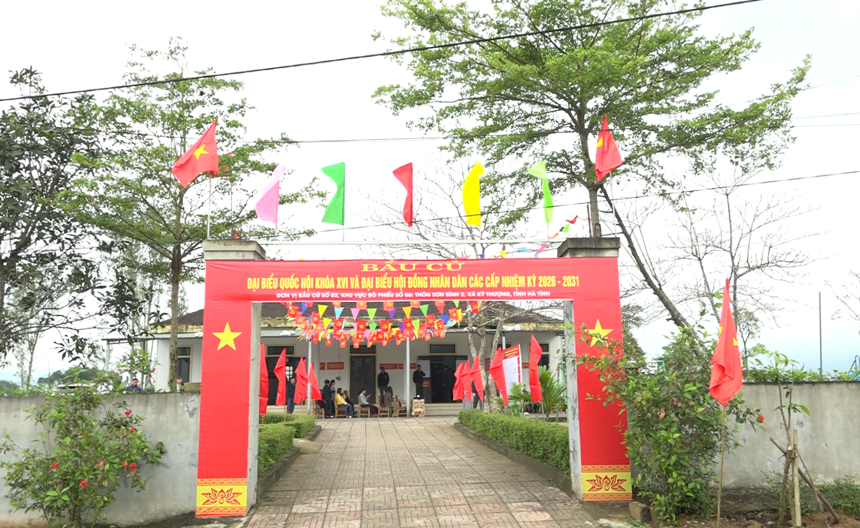 Rực rỡ cờ hoa, băng rôn, pa-nô tuyên truyền, tạo không khí sôi nổi hướng về ngày hội bầu cử.