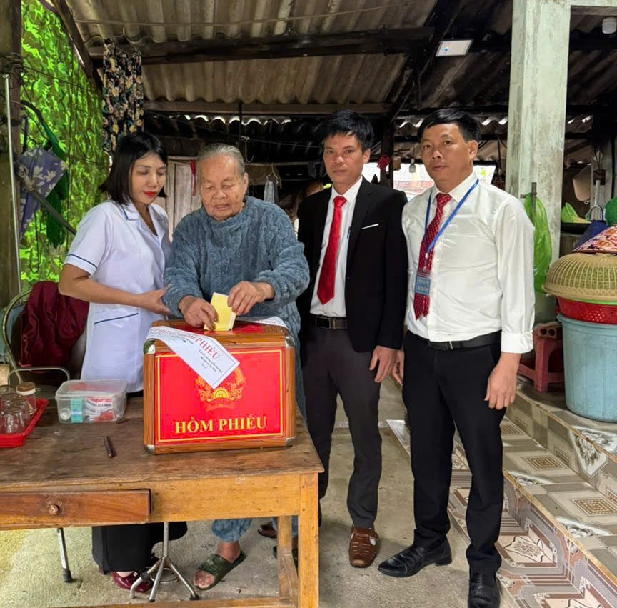 Các Tổ bầu cử mang hòm phiếu phụ đến tận nhà cử tri