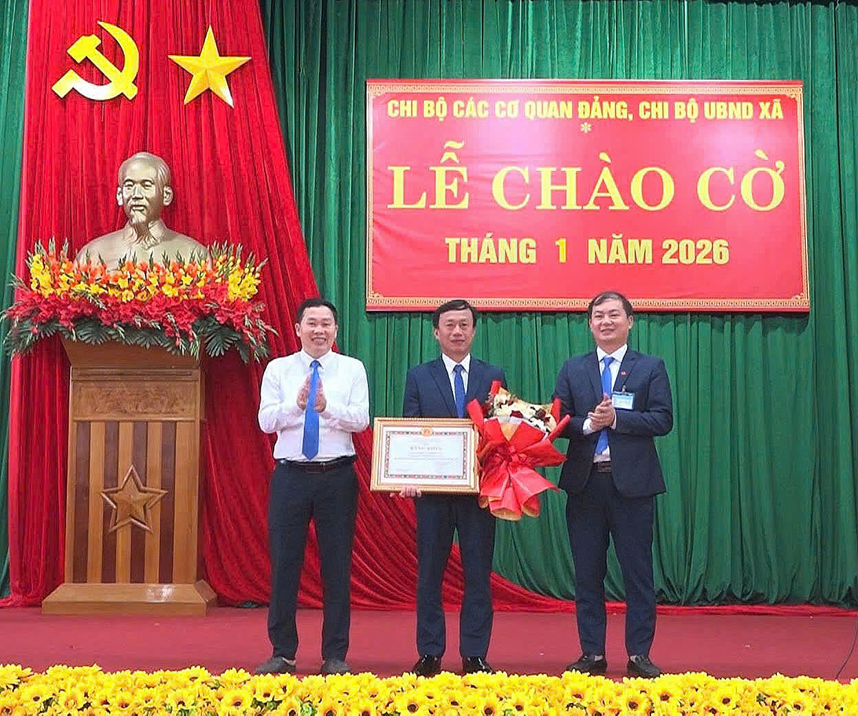 Chi bộ UBND xã và Chi bộ Cơ quan Đảng ủy xã tổ chức Lễ Chào cờ tháng 01 năm 2026