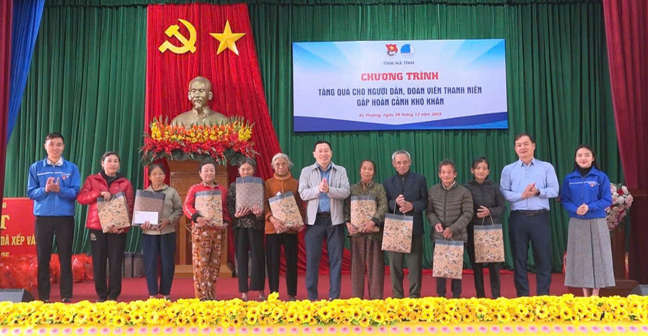 Đoàn xã Kỳ Thượng trao tặng quà cho người dân, thanh thiếu nhi có hoàn cảnh khó khăn
