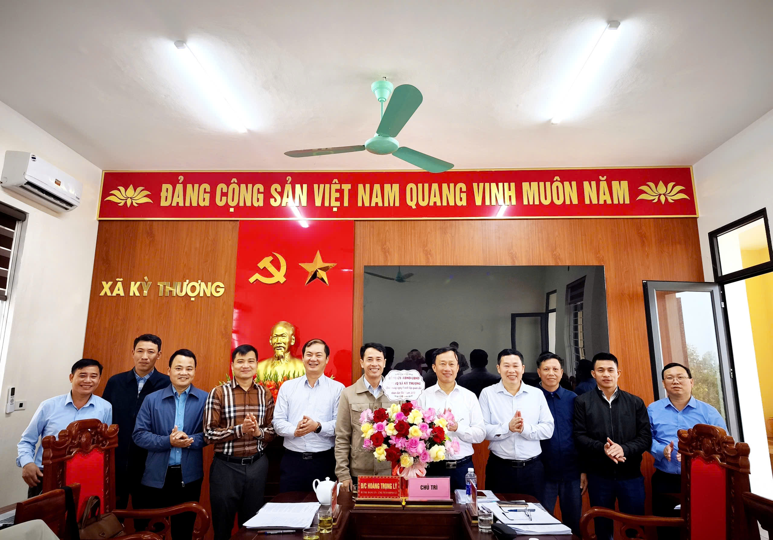 Lãnh đạo xã tặng hoa Ban chỉ huy Quân sự xã nhân kỷ niệm 81 năm Ngày thành lập Quân đội Nhân dân Việt Nam và 36 năm Ngày hội Quốc phòng toàn dân