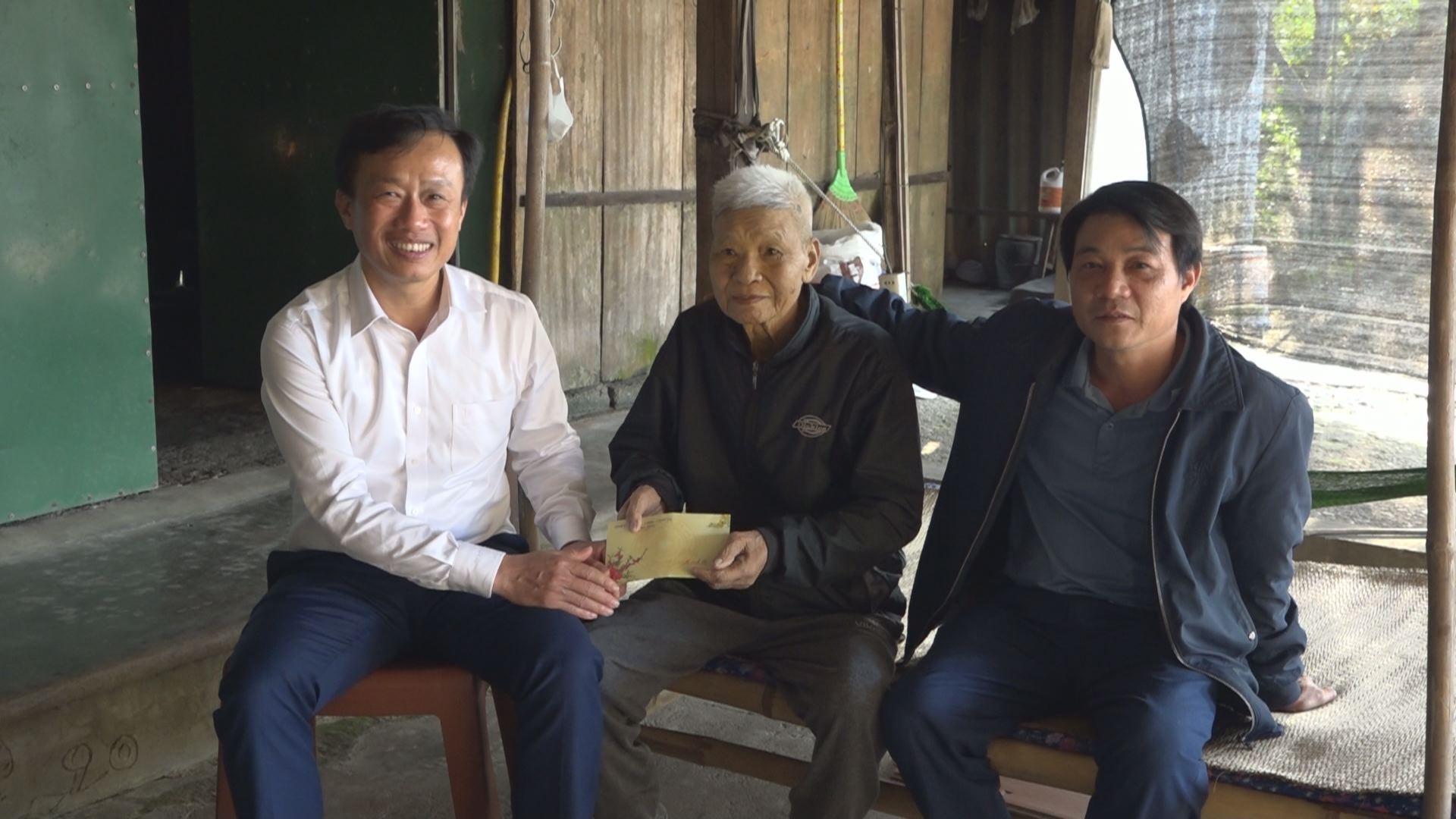 Thăm hỏi trao quà cho Người có công với cách mạng và thân nhân người có công nhân dịp tết nguyên đán Bính Ngọ năm 2026