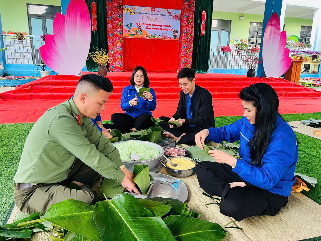 Gói bánh chưng xanh - ấm lòng ngày Tết