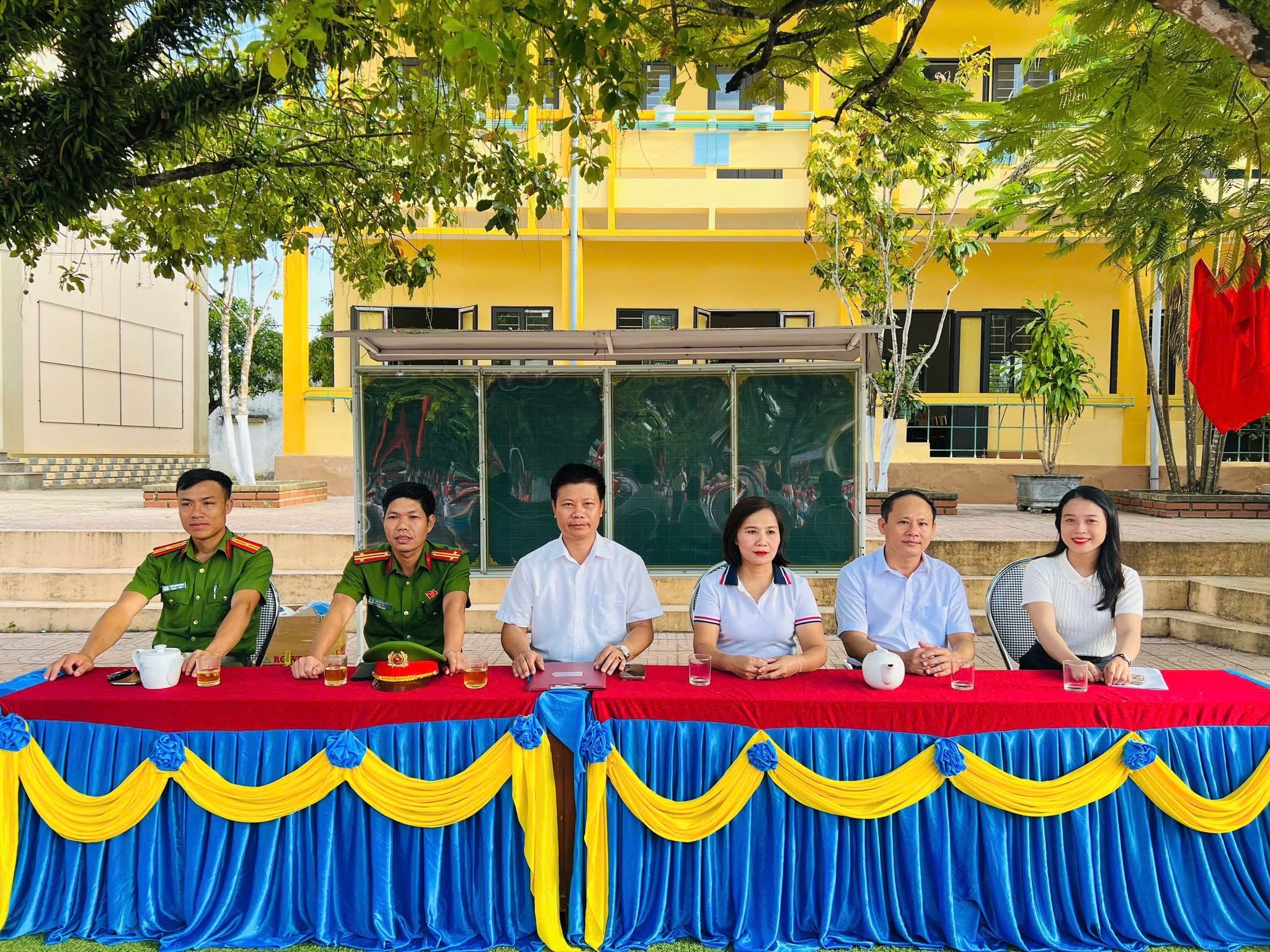 Công an xã Kỳ Thượng tuyên truyền pháp luật về an toàn giao thông, phòng chống bạo lực học đường và xâm hại trẻ em