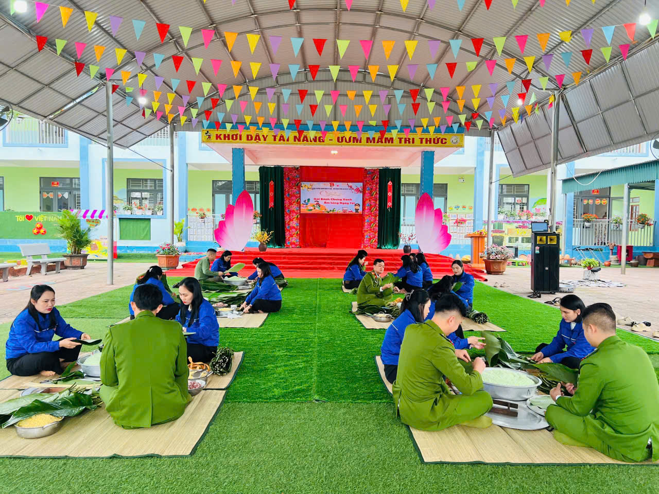 Hoạt động Gói bánh chưng xanh - ấm lòng ngày Tết