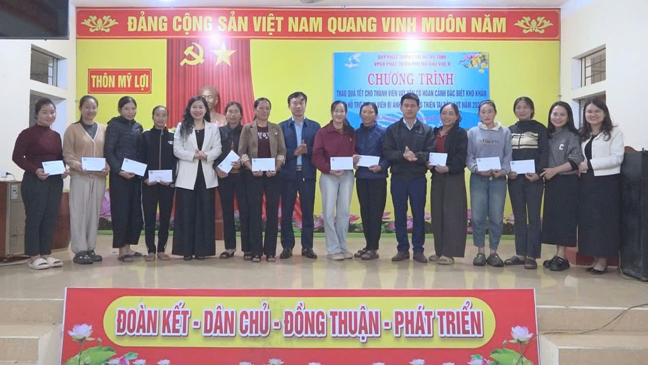  Văn phòng giao dịch Quỹ phát triển Phụ nữ Khu vực II trao quà cho hội viên có hoàn cảnh khó khăn và bị ảnh hưởng bão số 10 trên địa bàn xã Kỳ Thượng và xã Kỳ Lạc