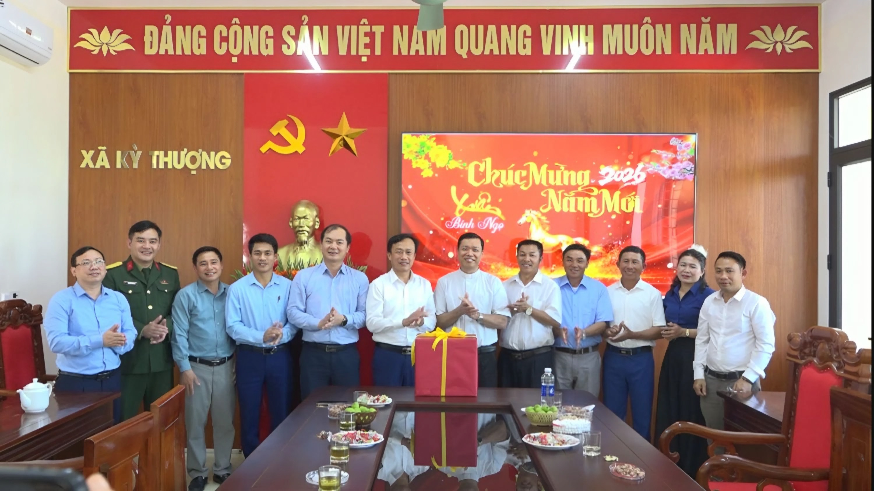 Linh mục và Ban hành giáo Giáo xứ Xuân Sơn chúc Tết lãnh đạo xã Kỳ Thượng