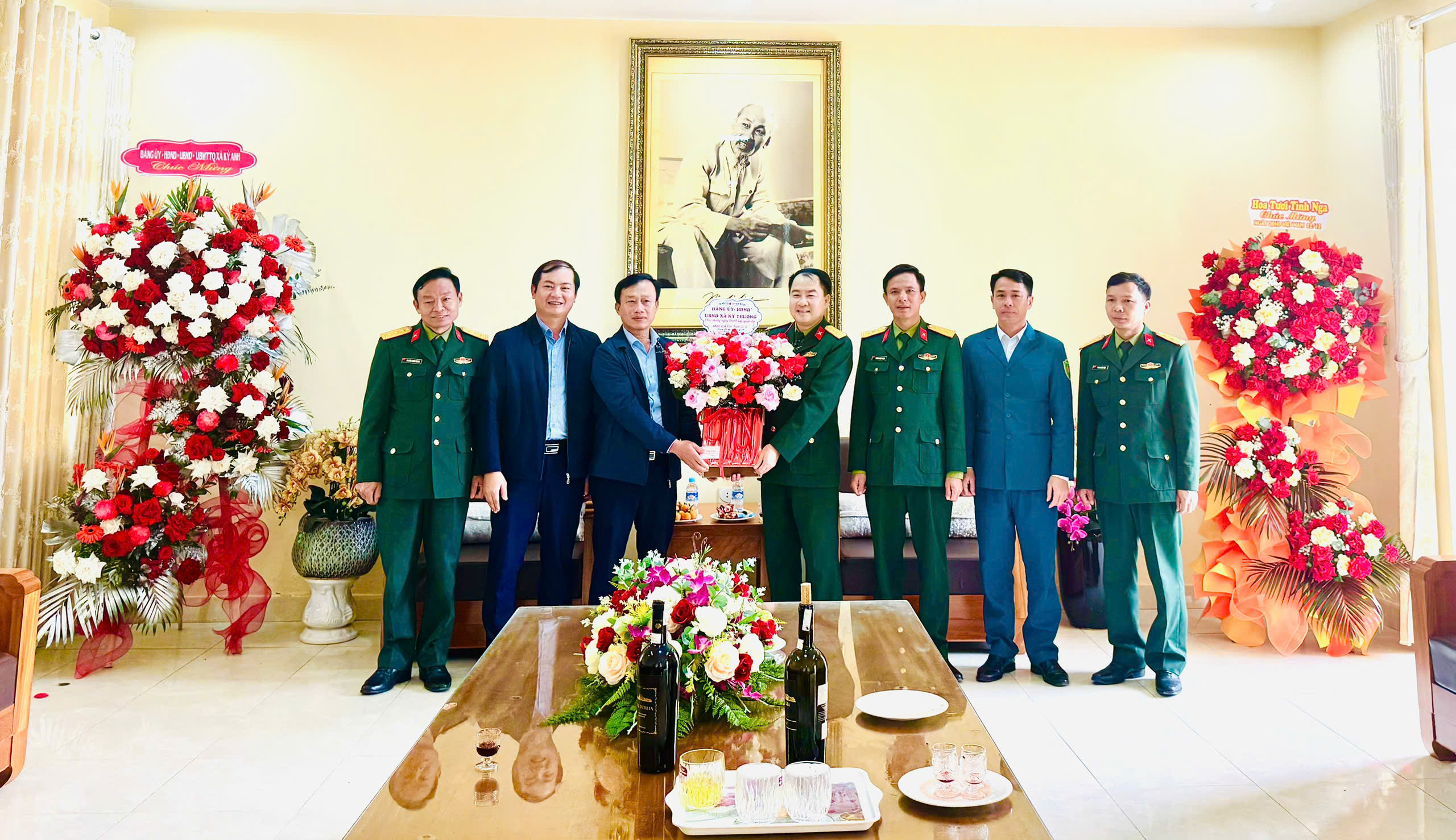 Lãnh đạo xã Kỳ Thượng tặng hoa chúc mừng Bộ Chỉ huy Quân sự tỉnh Hà Tĩnh và Ban Chỉ huy phòng thủ khu vực 3 - Kỳ Anh