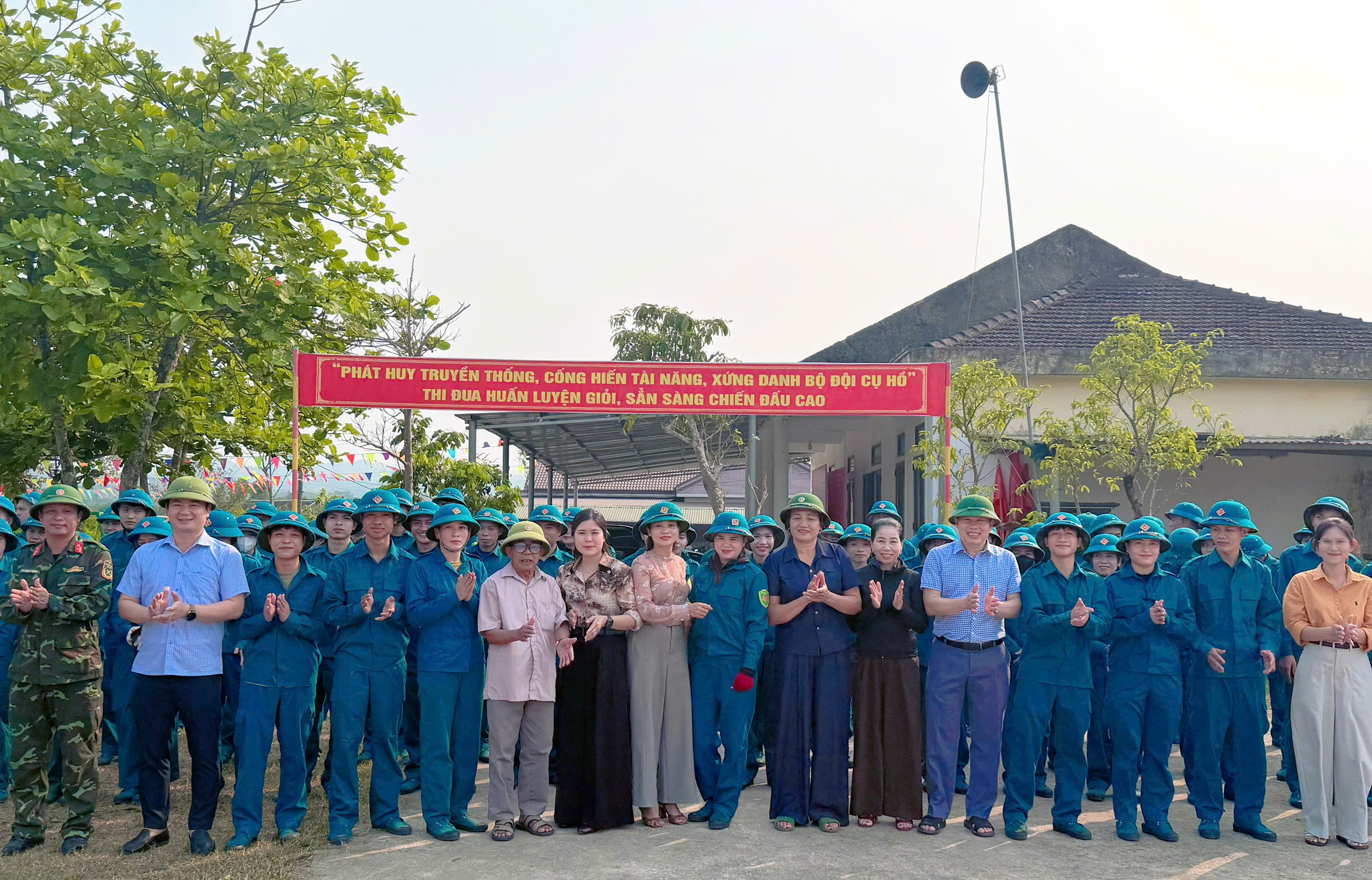 Lãnh đạo xã Kỳ Thượng thăm, động viên lực lượng dân quân tham gia huấn luyện năm 2026