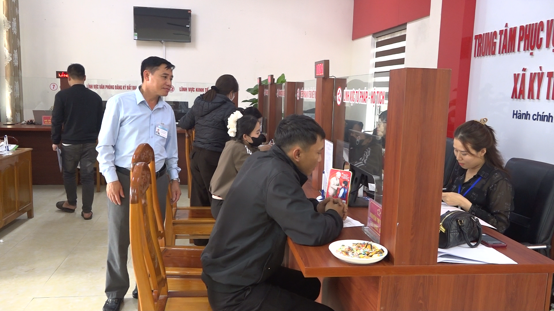 Trung tâm Phục vụ Hành chính công xã Kỳ Thượng rộn ràng giao dịch đầu năm