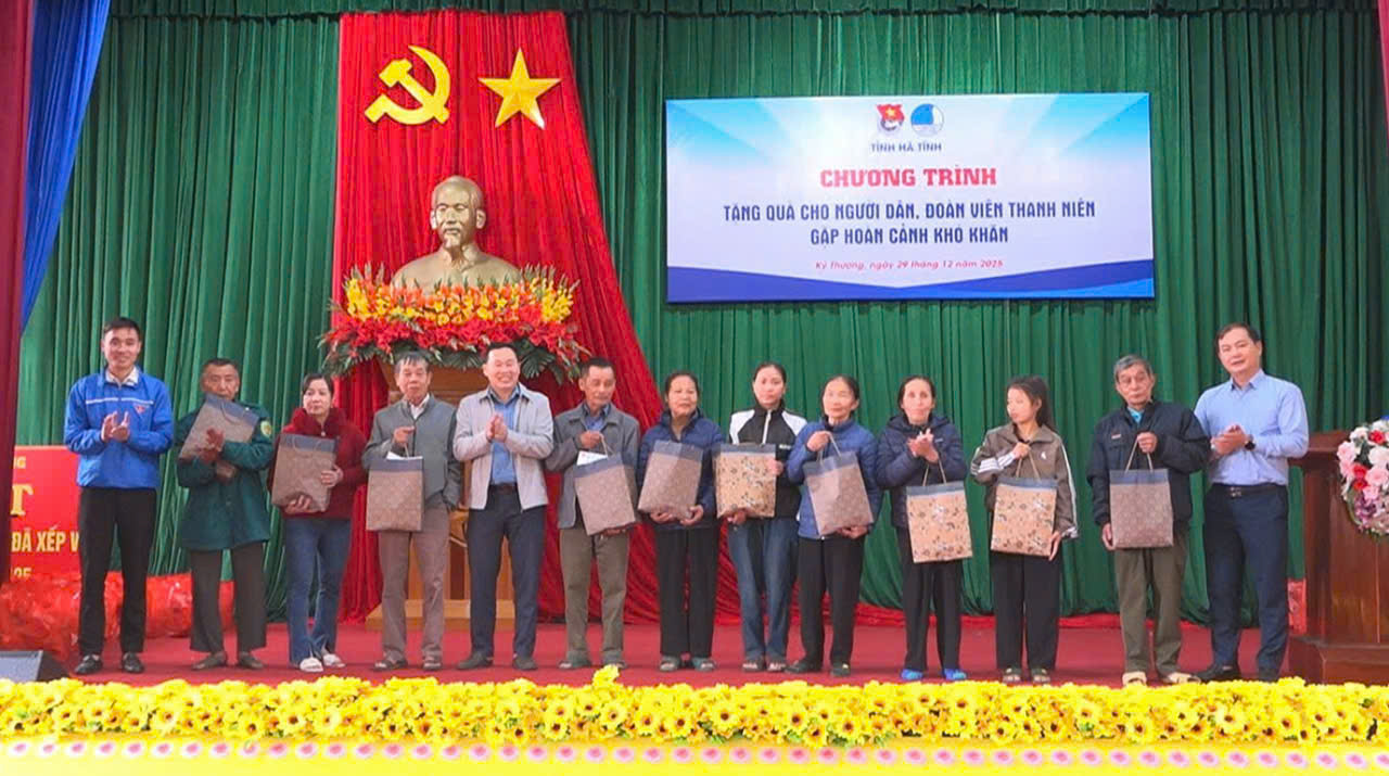 Đoàn Thanh niên xã Kỳ Thượng phối hợp với Tỉnh đoàn Hà Tĩnh trao tặng quà cho người dân, thanh thiếu nhi có hoàn cảnh khó khăn