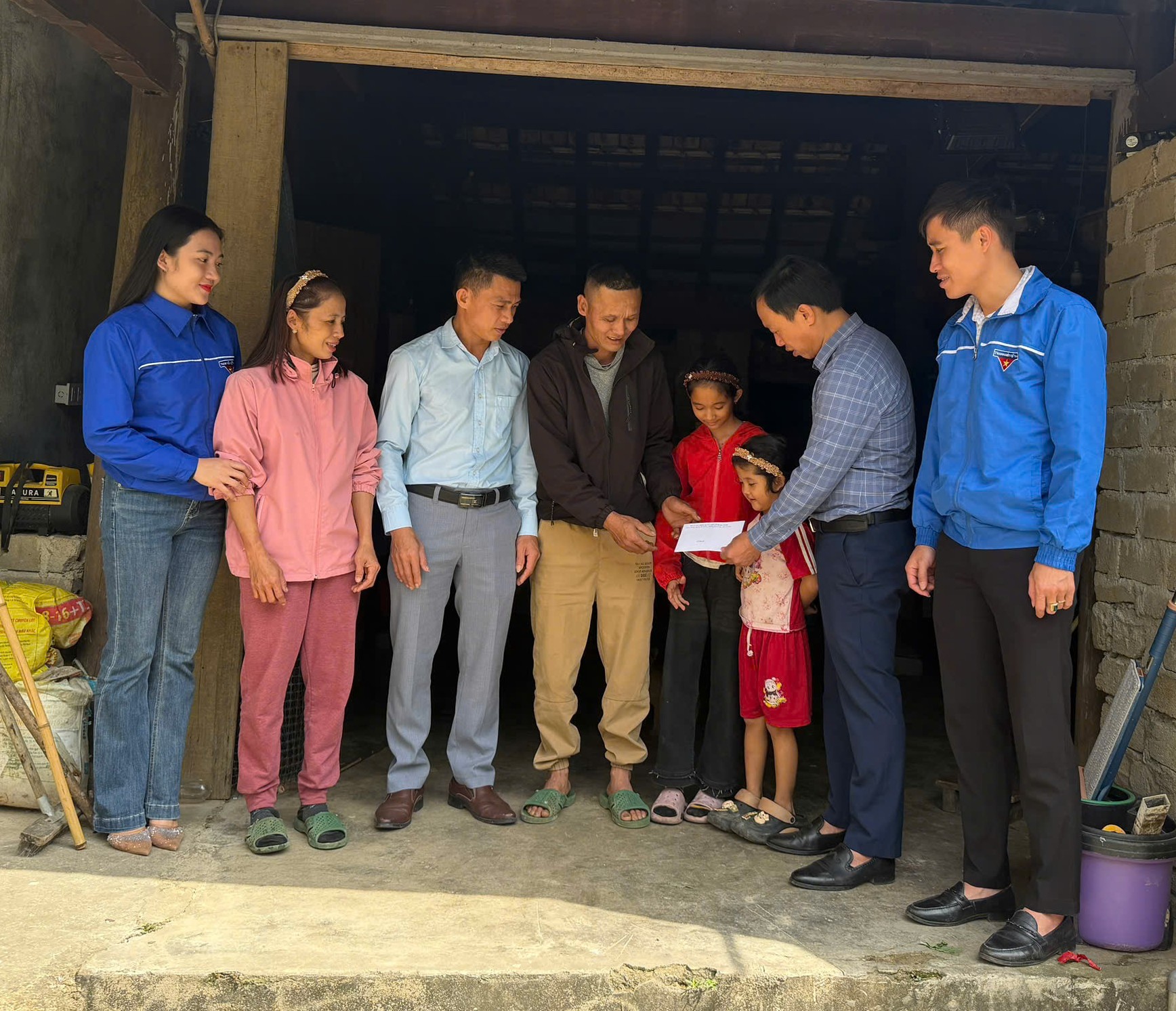 Ngày 27 Tết, đồng chí Bí Thư Đảng ủy, chủ tịch HĐND xã trao tặng quà Tết 2026