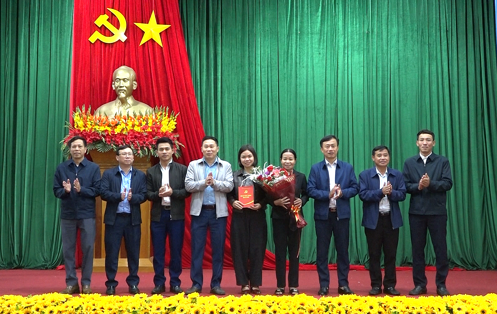 Đảng ủy, HĐND, UBMTTQ xã Kỳ Thượng tặng hoa chúc mừng Hội Liên hiệp Phụ nữ xã nhân kỷ niệm 116 năm Ngày Quốc tế Phụ nữ 8/3