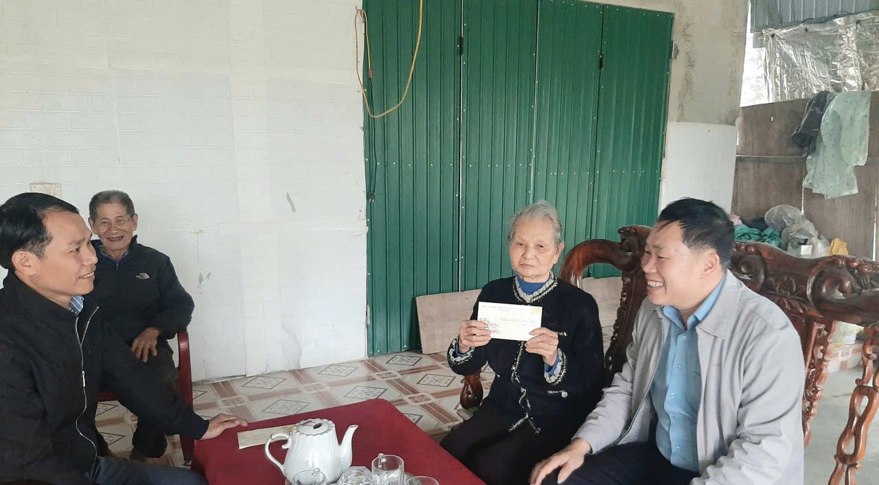 Chúc tết các gia đình cán bộ, đảng viên 50 tuổi đảng trở lên và thân nhân thờ cúng cán bộ tiền khởi nghĩa