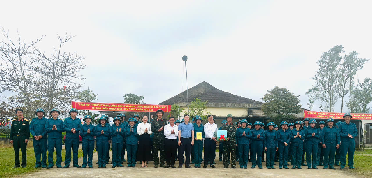 Lãnh đạo xã Kỳ Thượng động viên chiến sỹ huấn luyện chiến đấu lực lượng dân quân năm 2026