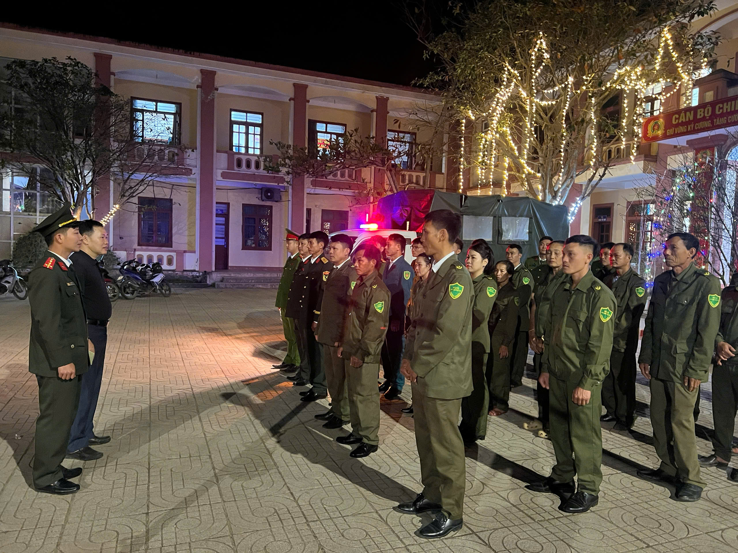 Đồng chí Phó Bí thư Thường trực Đảng uỷ xã thăm, chúc Tết lực lượng làm nhiệm vụ đêm Giao thừa