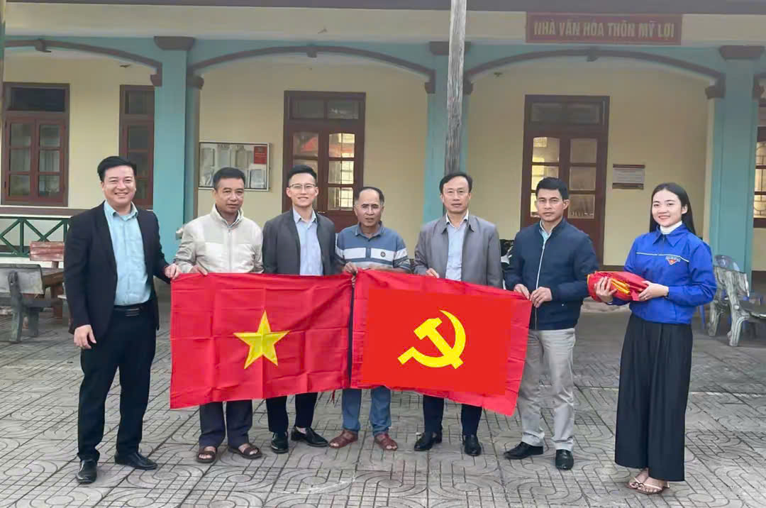 Kiểm tra và tặng cờ Đảng, cờ Tổ quốc phục vụ công tác tuyên truyền Đại hội đại biểu toàn quốc lần thứ XIV của Đảng