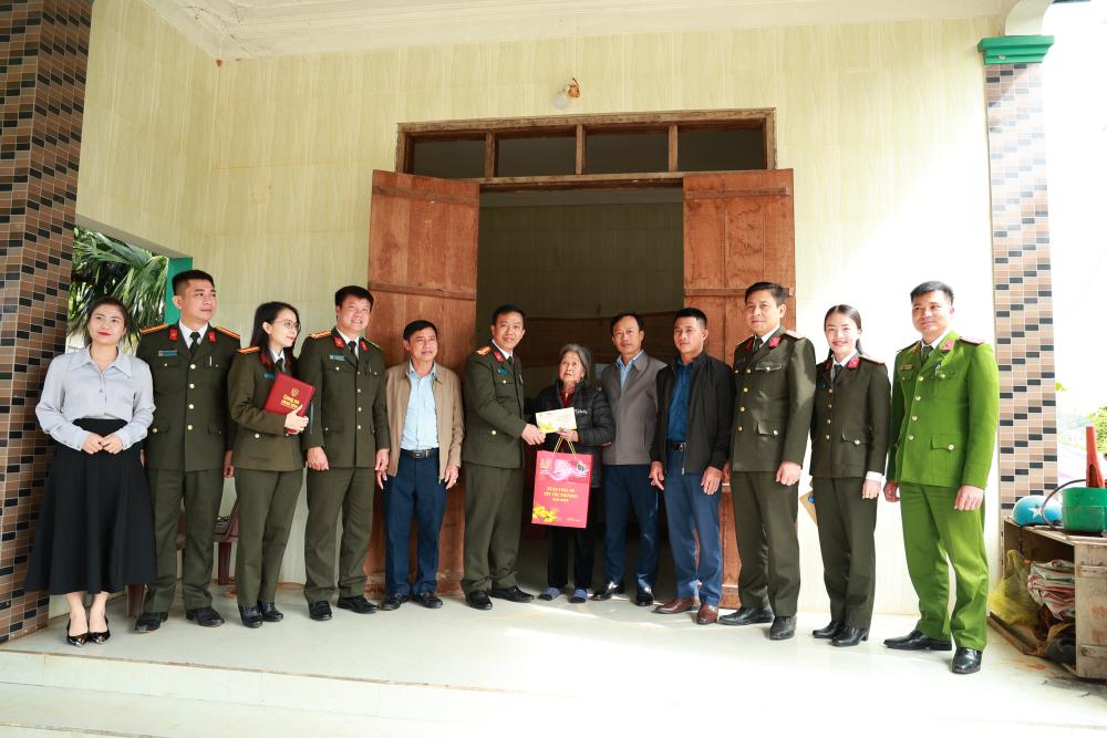  Chúc Tết các gia đình hộ nghèo, hộ cận nghèo, hộ có hoàn cảnh đặc biệt khó khăn trên địa bàn xã 