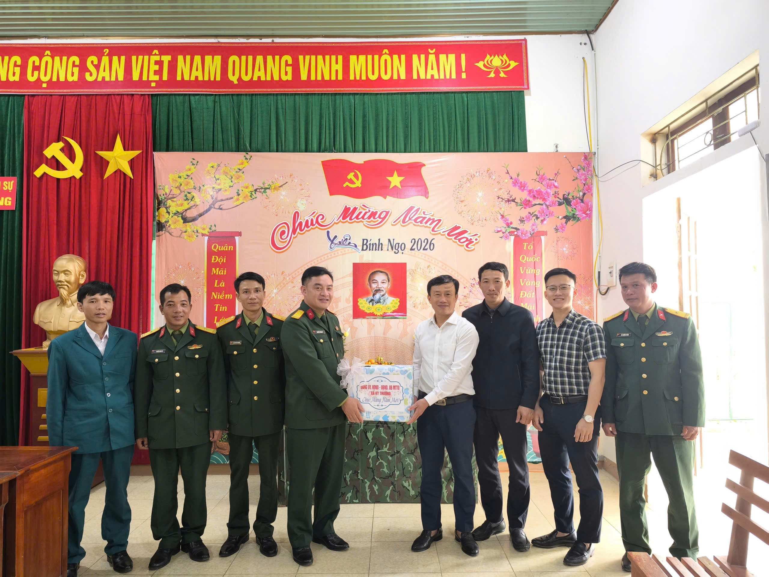 Lãnh đạo xã Kỳ Thượng thăm, tặng quà các cơ quan, đơn vị nhân dịp Tết Nguyên đán Bính Ngọ 2026