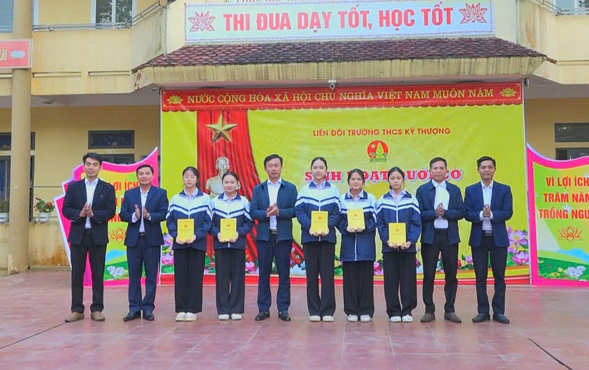 Chúc mừng, khen thưởng các giáo viên bồi dưỡng học sinh giỏi và các em học sinh đạt giải tại kỳ thi học sinh giỏi tỉnh năm học 2025 2026 