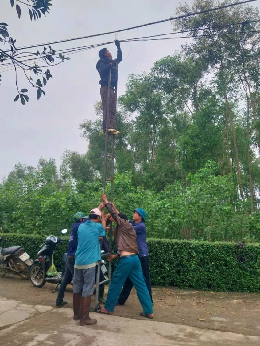 Tổ liên gia số 1, thôn Sơn Bình 2 hoàn thành công trình kéo đường điện thắp sáng làng quê