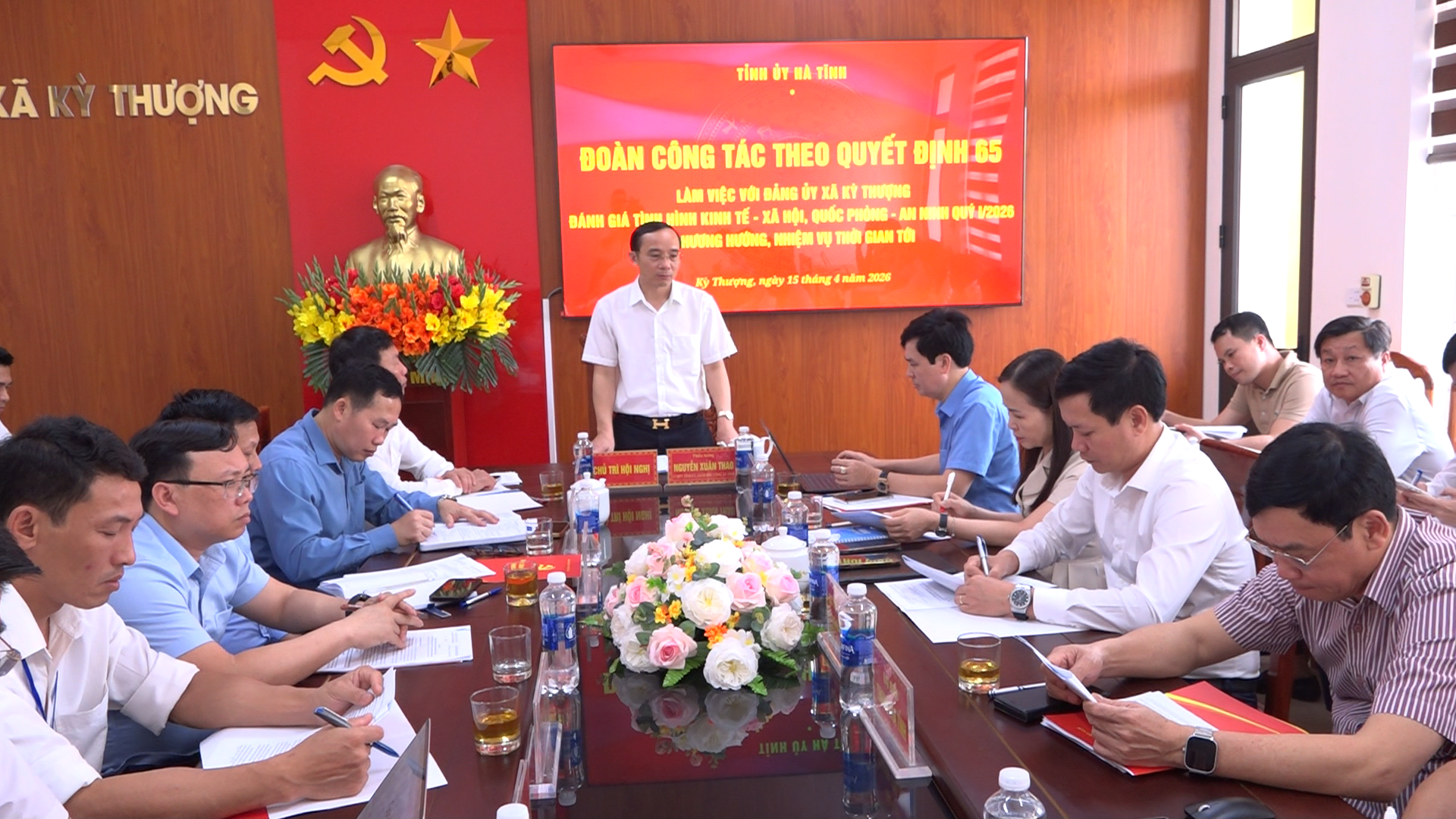 Thiếu tướng Nguyễn Xuân Thao - Ủy viên Ban Thường vụ Tỉnh ủy, Giám đốc Công an tỉnh, Trưởng đoàn công tác của Tỉnh ủy làm việc với xã Kỳ Thượng