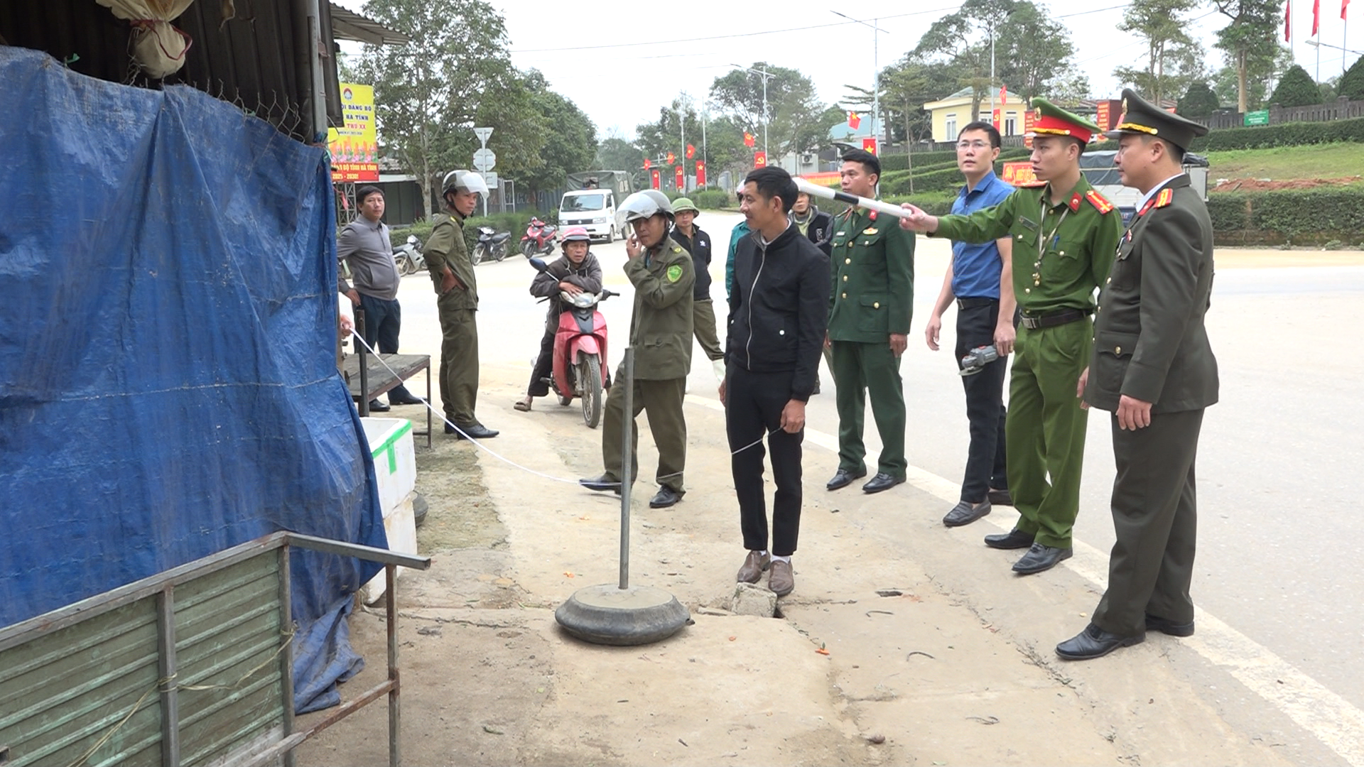 UBND xã Kỳ Thượng tổ chức ra quân giải tỏa hành lang an toàn giao thông đường bộ