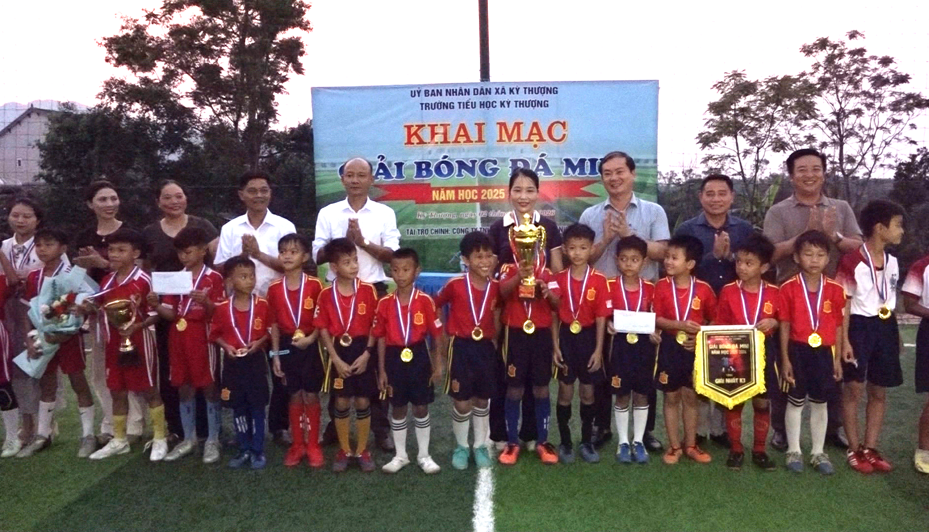 Trường Tiểu học Kỳ Thượng tổ chức thành công giải bóng đá mi ni khối 3, 4, 5 năm học 2025-2026