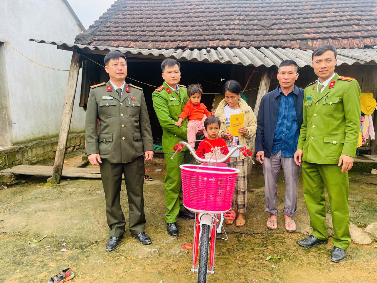 Xuân chia sẻ, Tết yêu thương, bước chân lặng lẽ của Công an xã Kỳ Thượng ngày 27 Tết