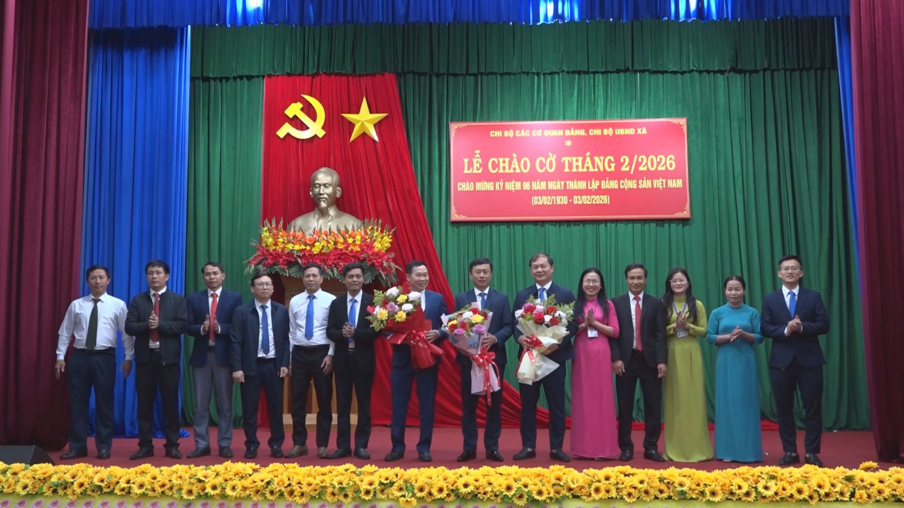 Chi bộ Các cơ quan Đảng và Chi bộ UBND xã tổ chức chào cờ tháng 2 năm 2026 