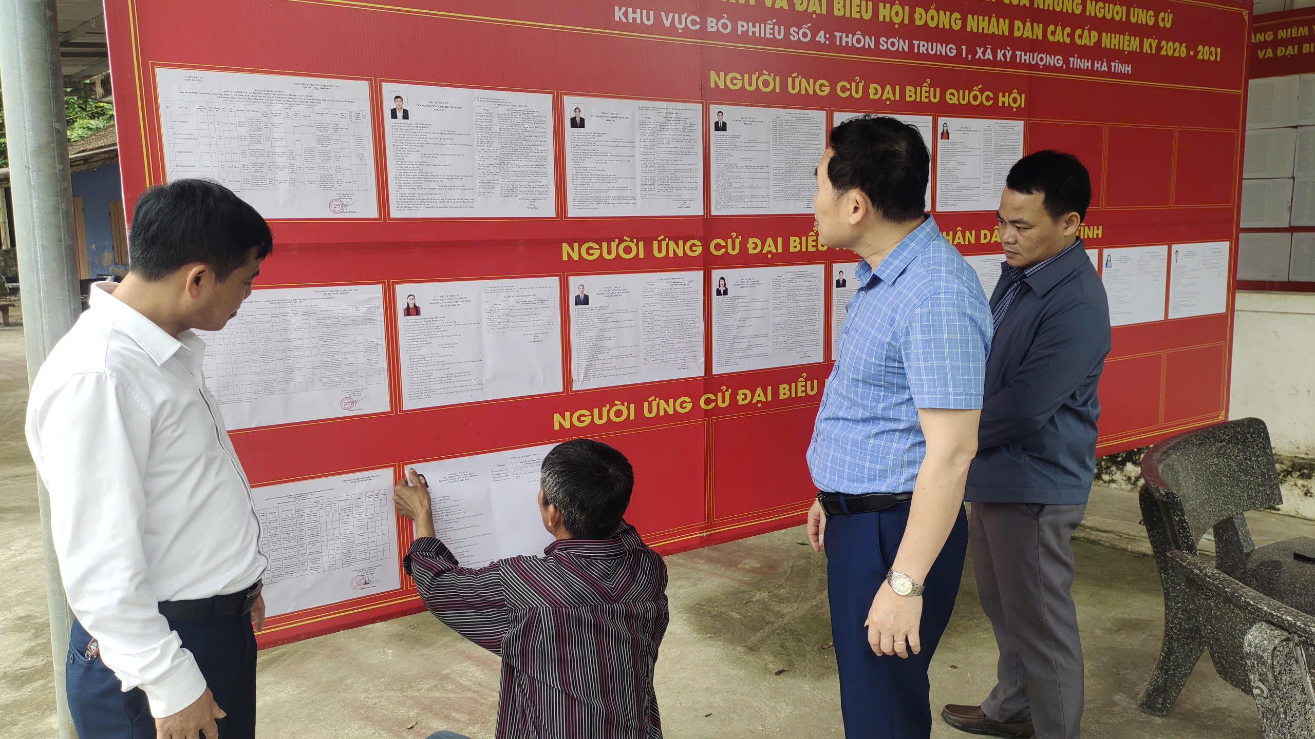 Hoàn thành việc niêm yết danh sách và tiểu sử tóm tắt của những người ứng cử đại biểu Quốc hội khóa XVI và đại biểu HĐND các cấp