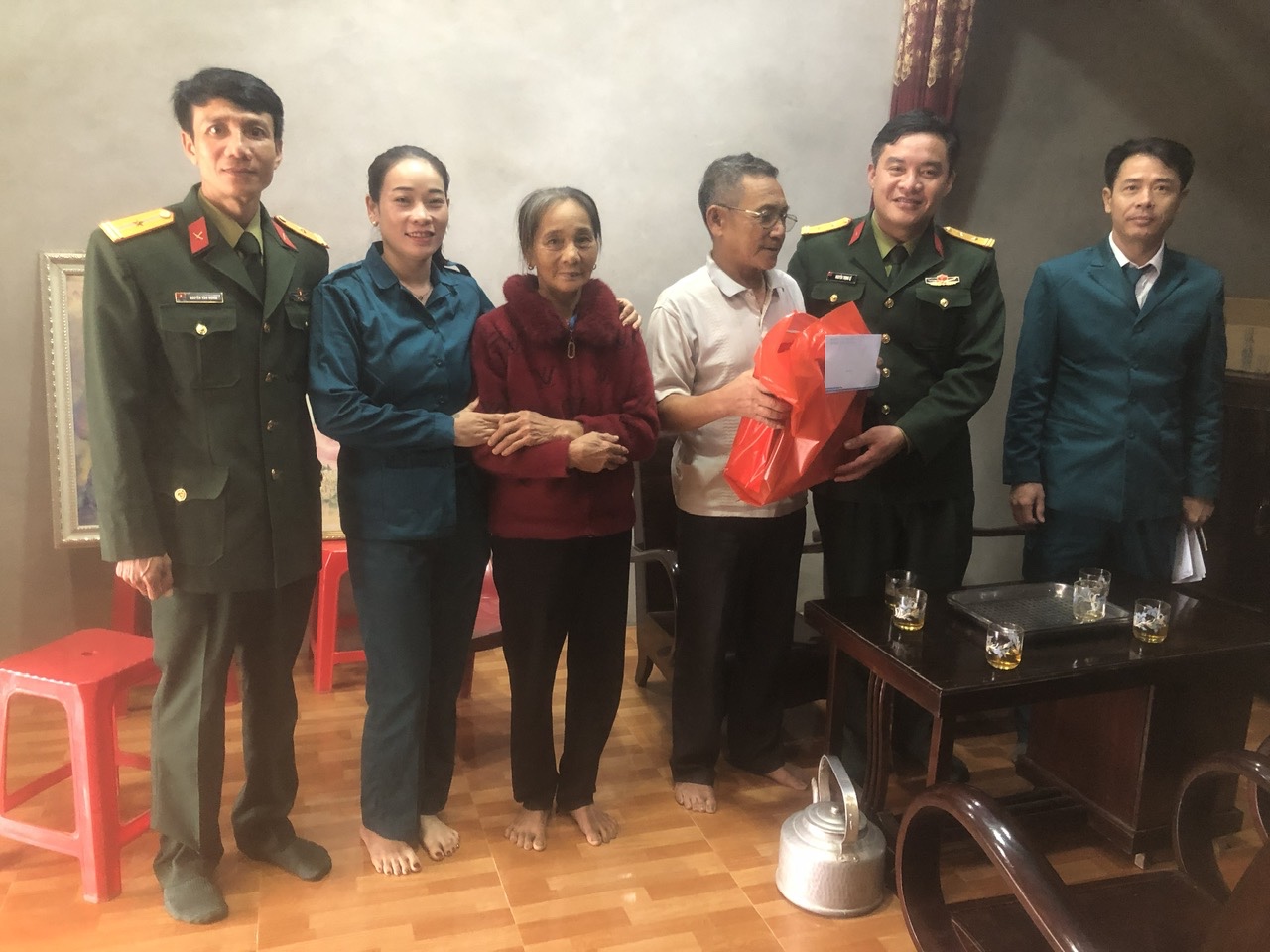 Ban Chỉ huy Quân sự xã Kỳ Thượng tổ chức tặng quà Tết Nguyên đán Bính Ngọ năm 2026