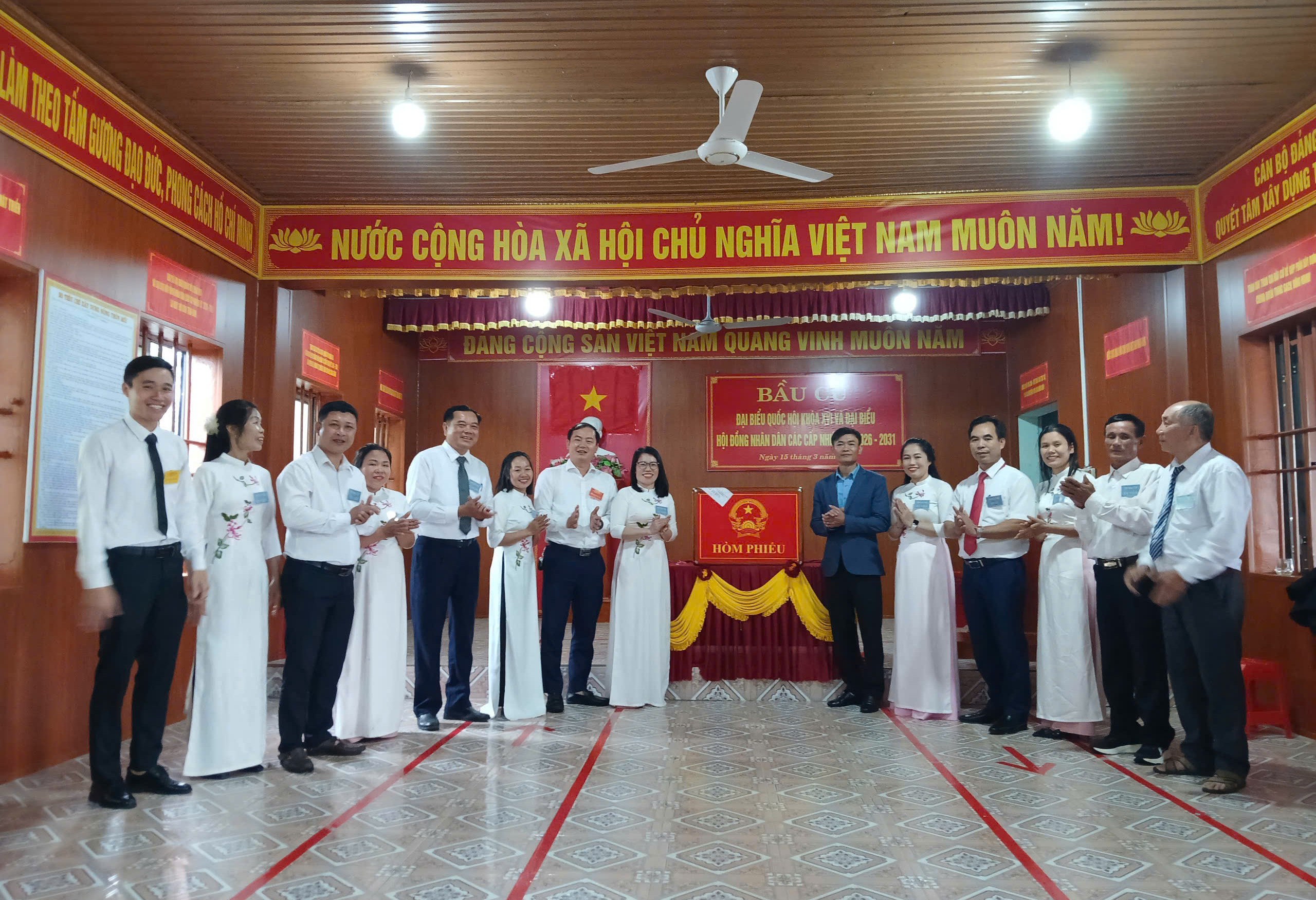 Đoàn công tác tỉnh kiểm tra công tác bầu cử tại xã Kỳ Thượng