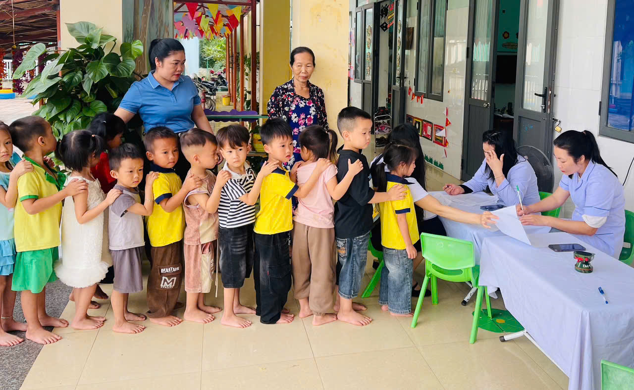 Trường Mầm non Kỳ Thượng phối hợp tổ chức tiêm chủng mở rộng cho học sinh toàn trường