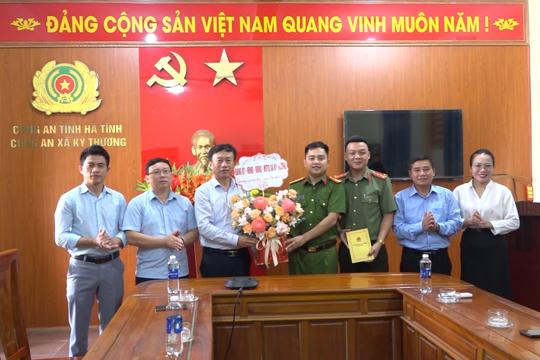 Lãnh đạo xã Kỳ Thượng chúc mừng Công an xã nhân kỷ niệm 81 năm Ngày truyền thống Công an nhân dân