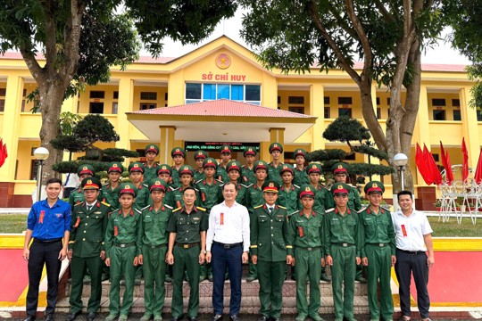 Lãnh đạo xã Kỳ Thượng thăm, động viên chiến sĩ mới tại Trung đoàn 19, tỉnh Quảng Trị