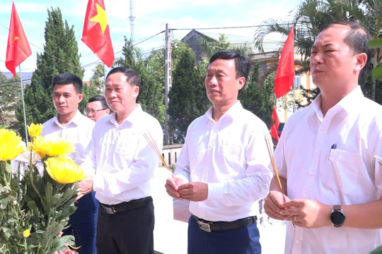 Xã Kỳ Thượng dâng hương, dâng hoa tri ân các Anh hùng liệt sĩ nhân kỷ niệm 79 năm Ngày Thương binh - Liệt sĩ