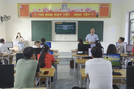 Xã Kỳ Thượng bồi dưỡng kỹ năng ứng dụng công nghệ thông tin, chuyển đổi số cho cán bộ thôn