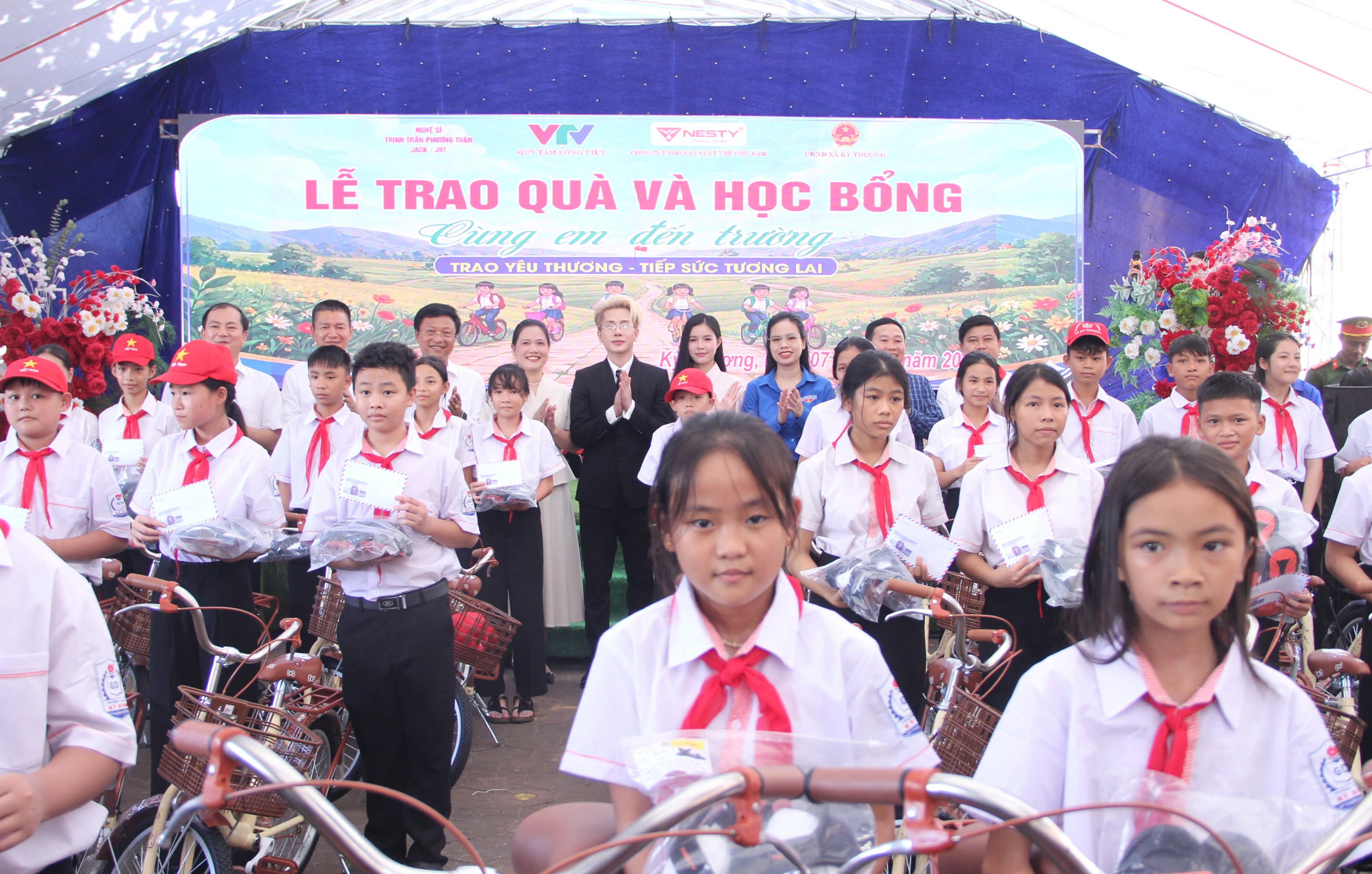 Tin Truyền hình: Trao 200 xe đạp và quà cho học sinh khó khăn ở xã Kỳ Thượng