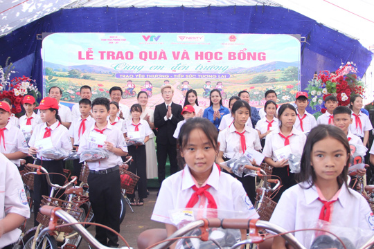 Tin Truyền hình: Trao 200 xe đạp và quà cho học sinh khó khăn ở xã Kỳ Thượng