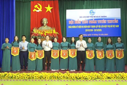 Hội LHPN xã Kỳ Thượng tổ chức Lễ kỷ niệm 96 năm Ngày thành lập Hội LHPN Việt Nam gắn với tuyên truyền, giáo dục pháp luật bằng hình thức sân khấu hóa