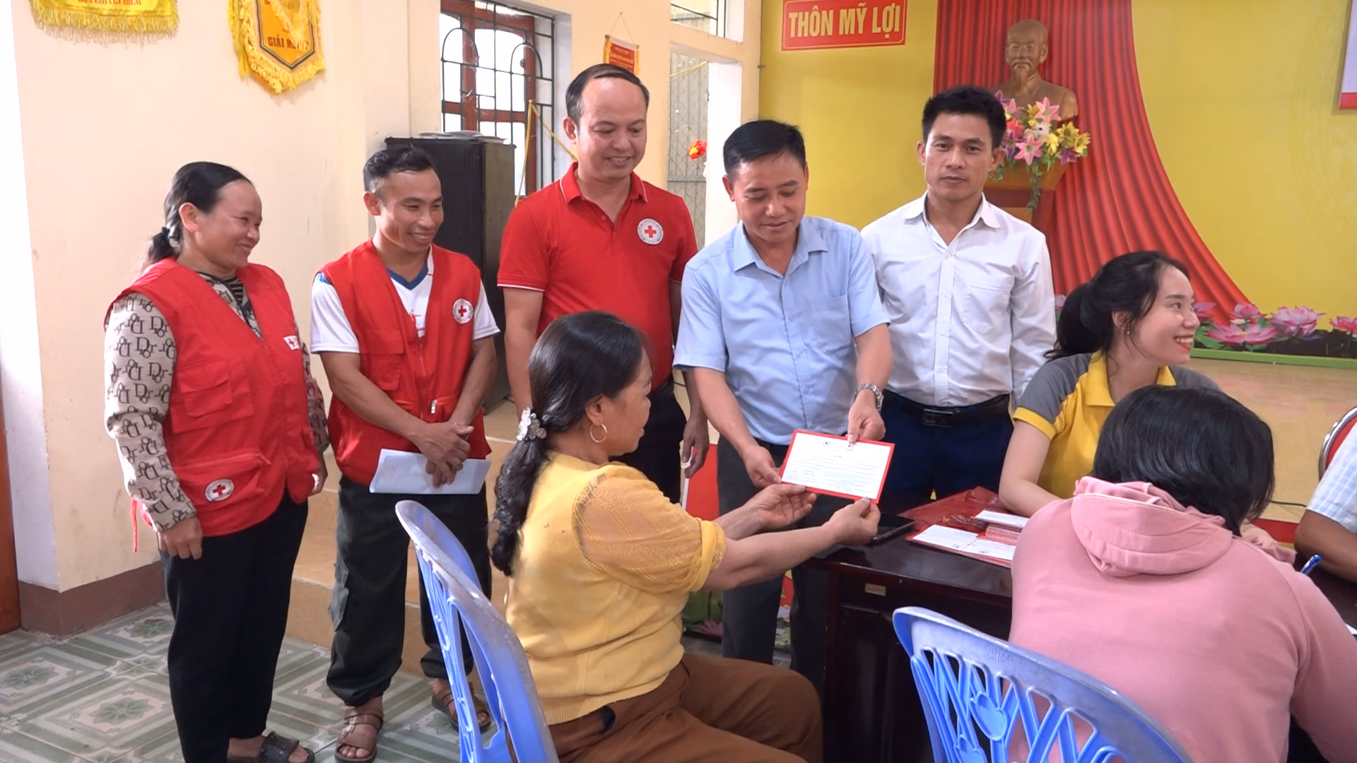Hội Chữ thập đỏ tỉnh Hà Tĩnh phối hợp cấp phát tiền hỗ trợ cho các hộ dân bị ảnh hưởng thiên tai tại xã Kỳ Thượng 