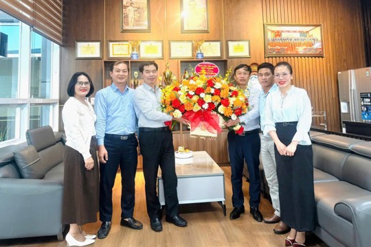 Xã Kỳ Thượng tổ chức các đoàn lãnh đạo thăm, chúc mừng doanh nghiệp nhân Ngày Doanh nhân Việt Nam 13/10
