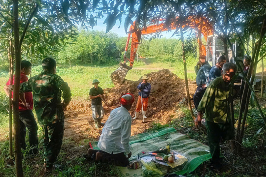 Thôn Sơn Trung tích cực vận động di dời các phần mộ về nghĩa trang tập trung