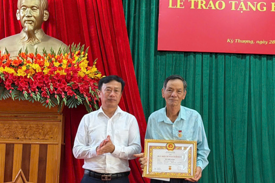 Đảng ủy xã Kỳ Thượng long trọng tổ chức Lễ trao tặng Huy hiệu Đảng đợt 19/5/2026 