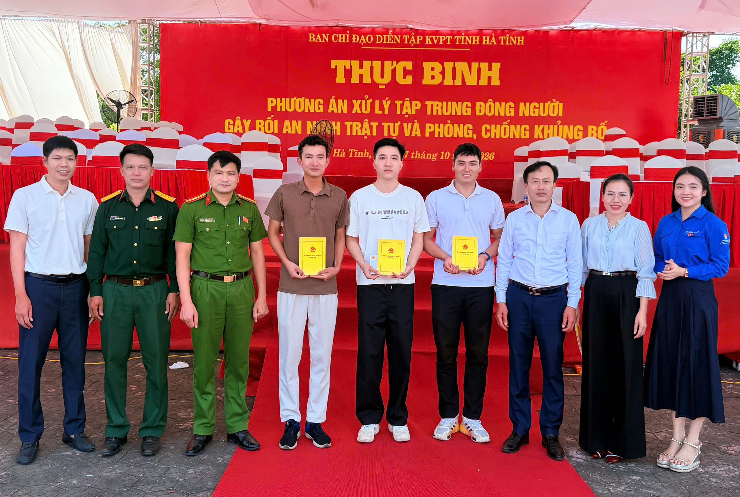 Lãnh đạo xã Kỳ Thượng thăm hỏi, động viên cán bộ, chiến sĩ tham gia diễn tập khu vực phòng thủ tỉnh
