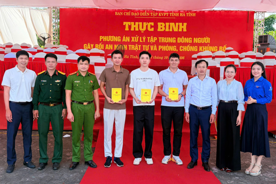 Lãnh đạo xã Kỳ Thượng thăm hỏi, động viên cán bộ, chiến sĩ tham gia diễn tập khu vực phòng thủ tỉnh 