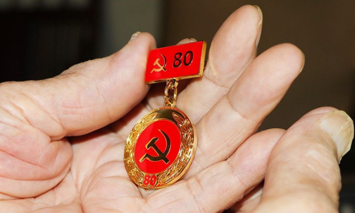 Từ 19/5/2026, bổ sung Huy hiệu 35 năm và 95 năm tuổi Đảng