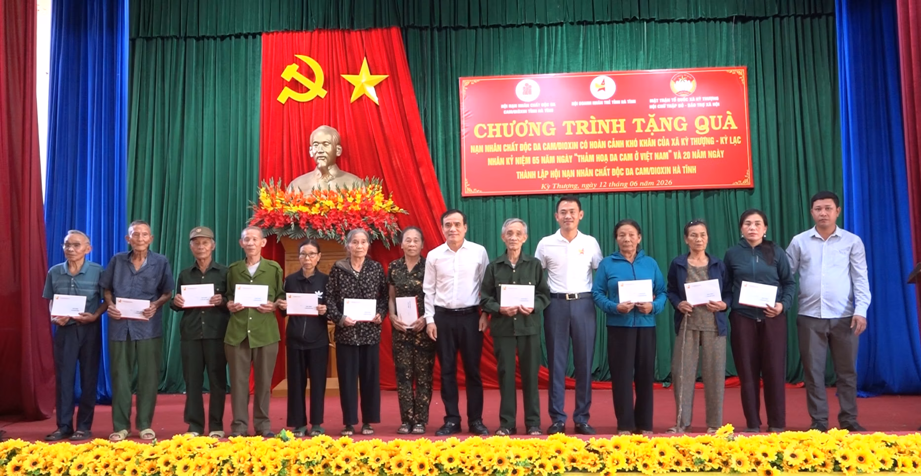 Trao tặng quà cho nạn nhân chất độc da cam/dioxin có hoàn cảnh khó khăn tại xã Kỳ Thượng và Kỳ Lạc