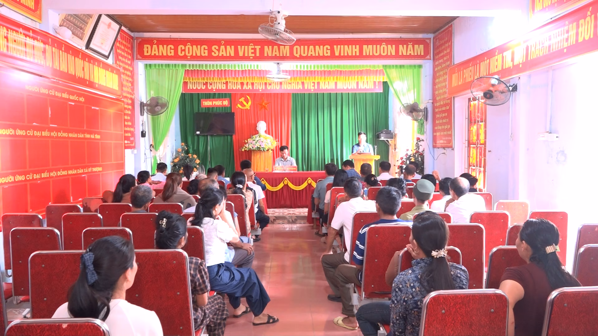 Đồng chí Bí thư Đảng ủy, Chủ tịch HĐND xã đối thoại trực tiếp với cán bộ, đảng viên, nhân dân thôn Phúc Độ